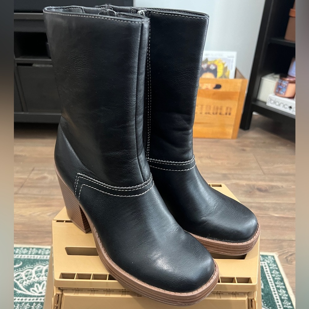 Sun+Stone women’s sz 6 black heeled boot. Lightly used condition